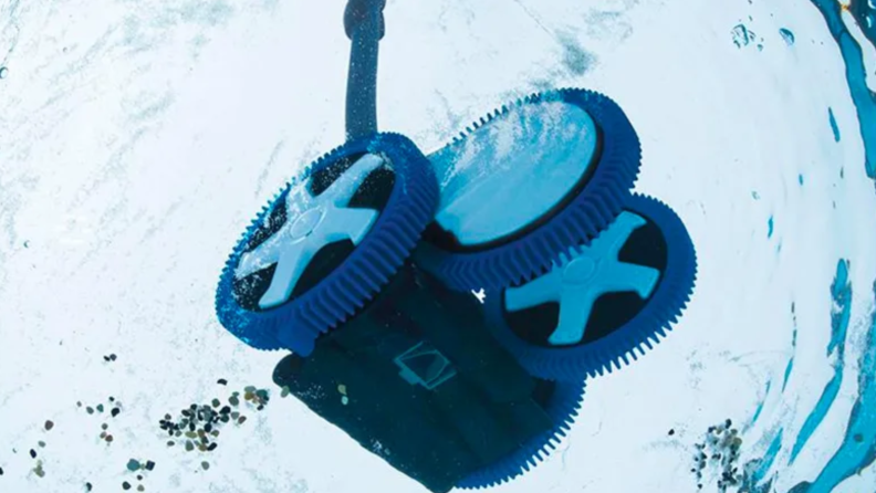 The Hayward W3PVS20JST Poolvergnuegen pool vacuum cleaner, underwater, seen from below.