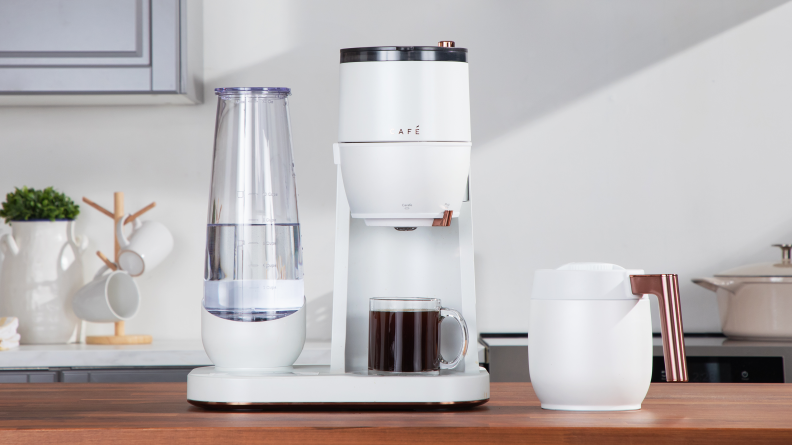 The  Café Specialty Grind & Brew on a kitchen counter.