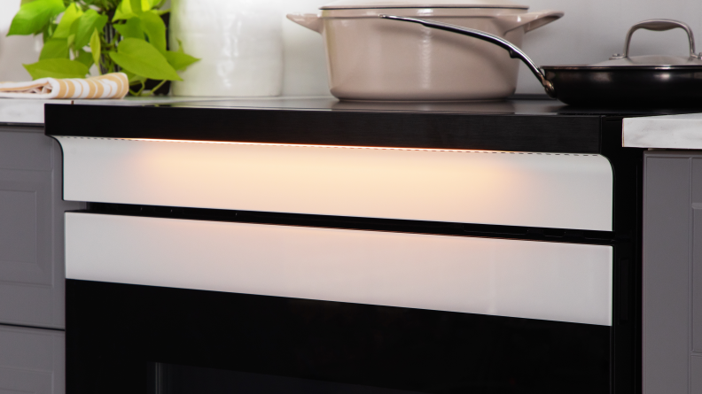 Ambient Lighting under the front of the Samsung Bespoke NSI6DB990012AA Induction Range.